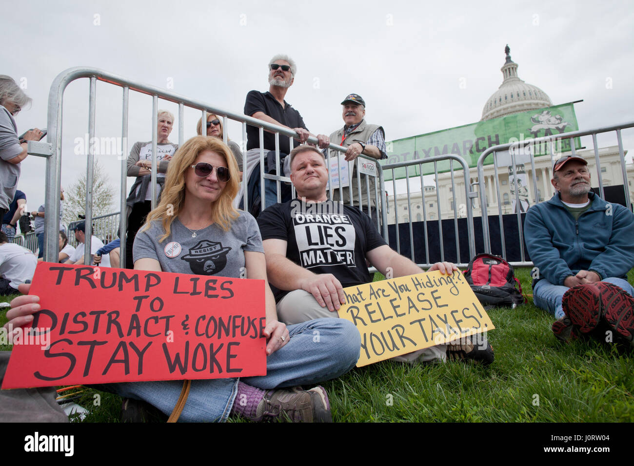 Washignton, DC USA, Samstag, 15. April 2017: Tausende von Demonstranten versammeln sich auf dem Capitol Hill, Präsident Donald Trump zum lösen seine Steuern zu verlangen. Bildnachweis: B Christopher/Alamy Live-Nachrichten Stockfoto