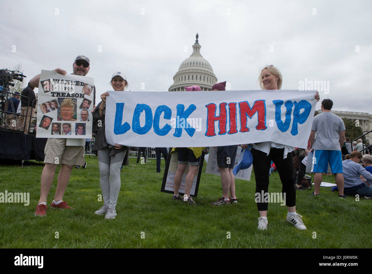 Washignton, DC USA, Samstag, 15. April 2017: Tausende von Demonstranten versammeln sich auf dem Capitol Hill, Präsident Donald Trump zum lösen seine Steuern zu verlangen. Bildnachweis: B Christopher/Alamy Live-Nachrichten Stockfoto