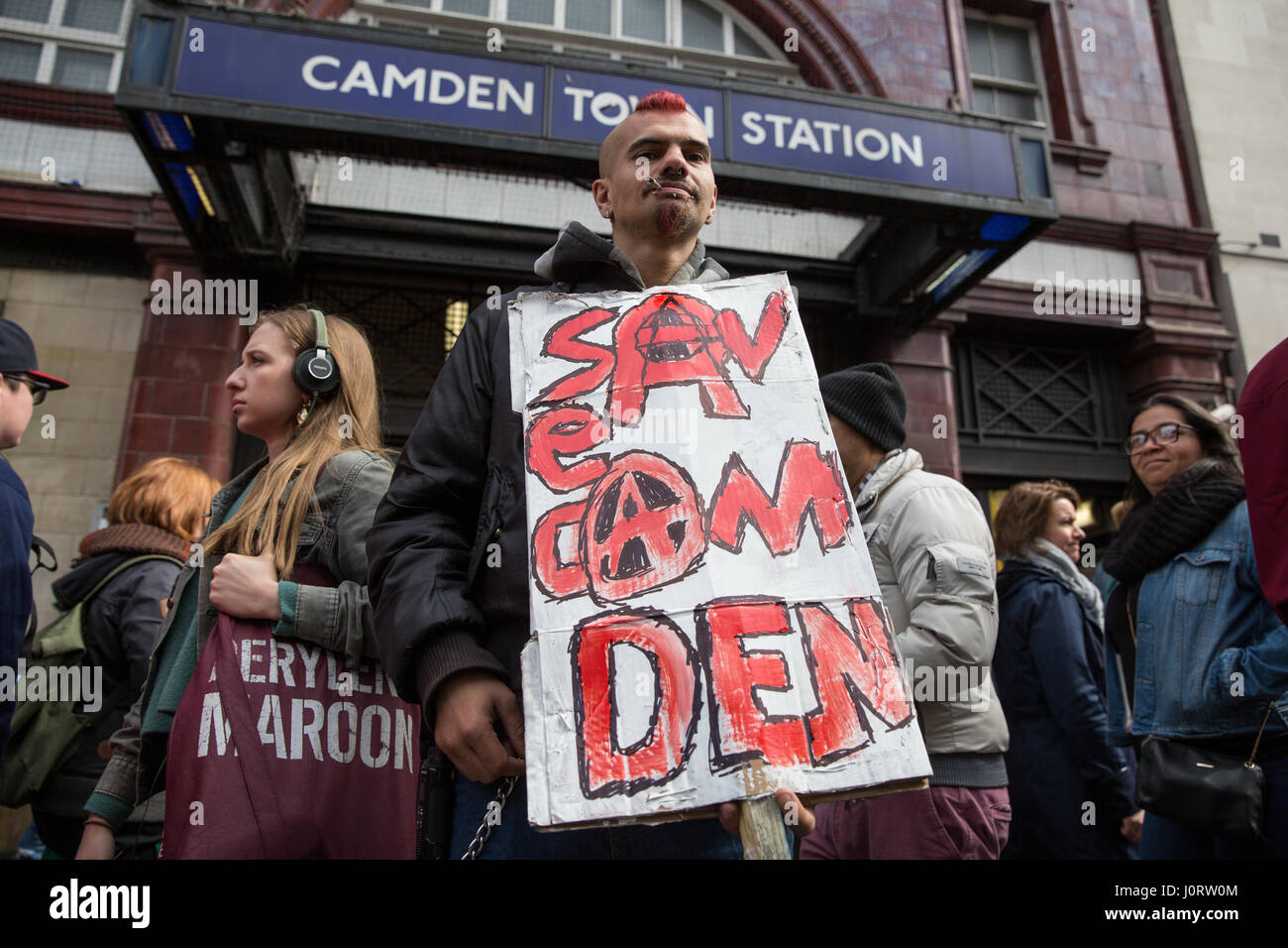 London, UK. 15. April 2017. Ein Anti-Gentrification-Kämpferin wartet mit einem Schild für speichern Camden Market Protest außerhalb Camden Town Station zusammenzubauen. Bildnachweis: Mark Kerrison/Alamy Live-Nachrichten Stockfoto