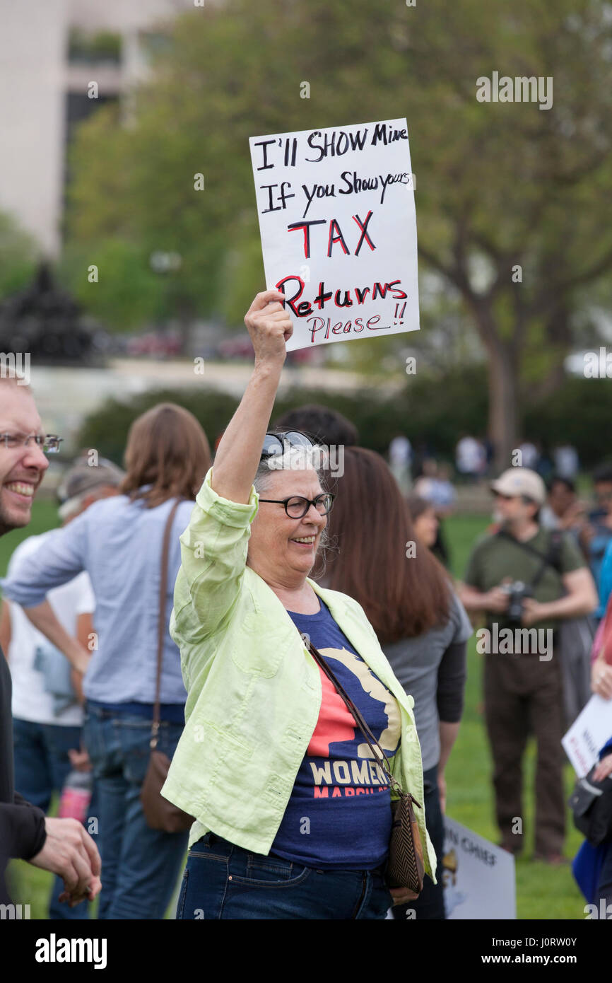 Washignton, DC USA, Samstag, 15. April 2017: Tausende von Demonstranten versammeln sich auf dem Capitol Hill, Präsident Donald Trump zum lösen seine Steuern zu verlangen. Bildnachweis: B Christopher/Alamy Live-Nachrichten Stockfoto