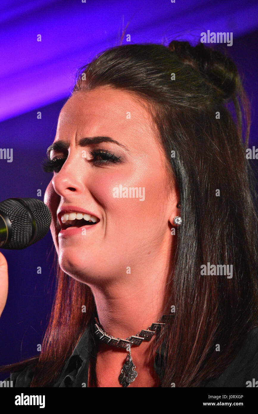 Moy, County Tyrone, Irland. 15. April 2017. Irish Country-Sängerin Lisa McHugh in Konzert im Dorf Moy in der Grafschaft Tyrone. Mark Winter/Alamy Live-Nachrichten Stockfoto