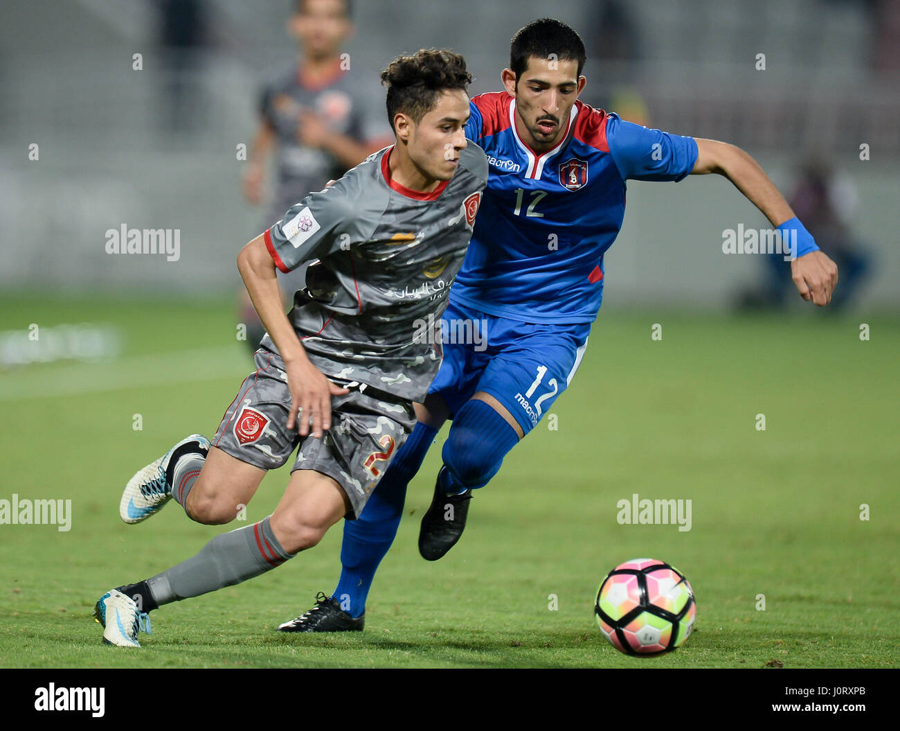 Doha, der Hauptstadt von Katar. 15. April 2017. Die Lekhwiya Abdulrahman Mohaaed (L) wetteifert mit Al Shahaniya Fahad al Shamri während der Endrunde der Qatar Stars League 2016/2017 Fußballspiel Abdullah Bin Khalifa-Stadion-Stadion in Doha, der Hauptstadt von Katar, 15. April 2017. Das Spiel gebunden 2-2. Lekhwiya beansprucht den Titel der Saison. Bildnachweis: Nikku/Xinhua/Alamy Live-Nachrichten Stockfoto