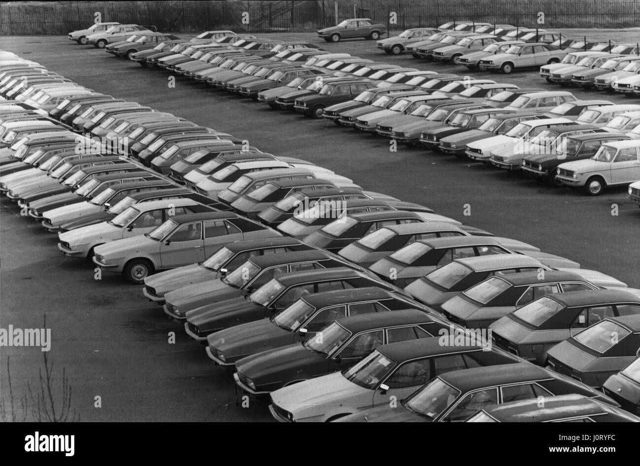 2. Februar 1980 - Leyland Cars Halde als Umsatz Einbruch: British Leyland hat seine Arbeit Gesicht davor gewarnt, dass es bald gezwungen sein könnten, entlassen oder auf halbe Arbeitszeit bis zu 60.000 Männer nach einem dramatischen Umsatzeinbruch. Vor kurzem hat der BL-Anteil des Marktes Allen auf ein Allzeittief von 15 % folglich Aktien von nicht verkauften Autos haben damit begonnen, in den Fabriken des Unternehmens aufzubauen. Foto zeigt: Ansicht des gelagerten BL-Autos im Werk in Cowley, Oxfordshire. (Kredit-Bild: © Keystone Presseagentur/Keystone USA über ZUMAPRESS.com) Stockfoto