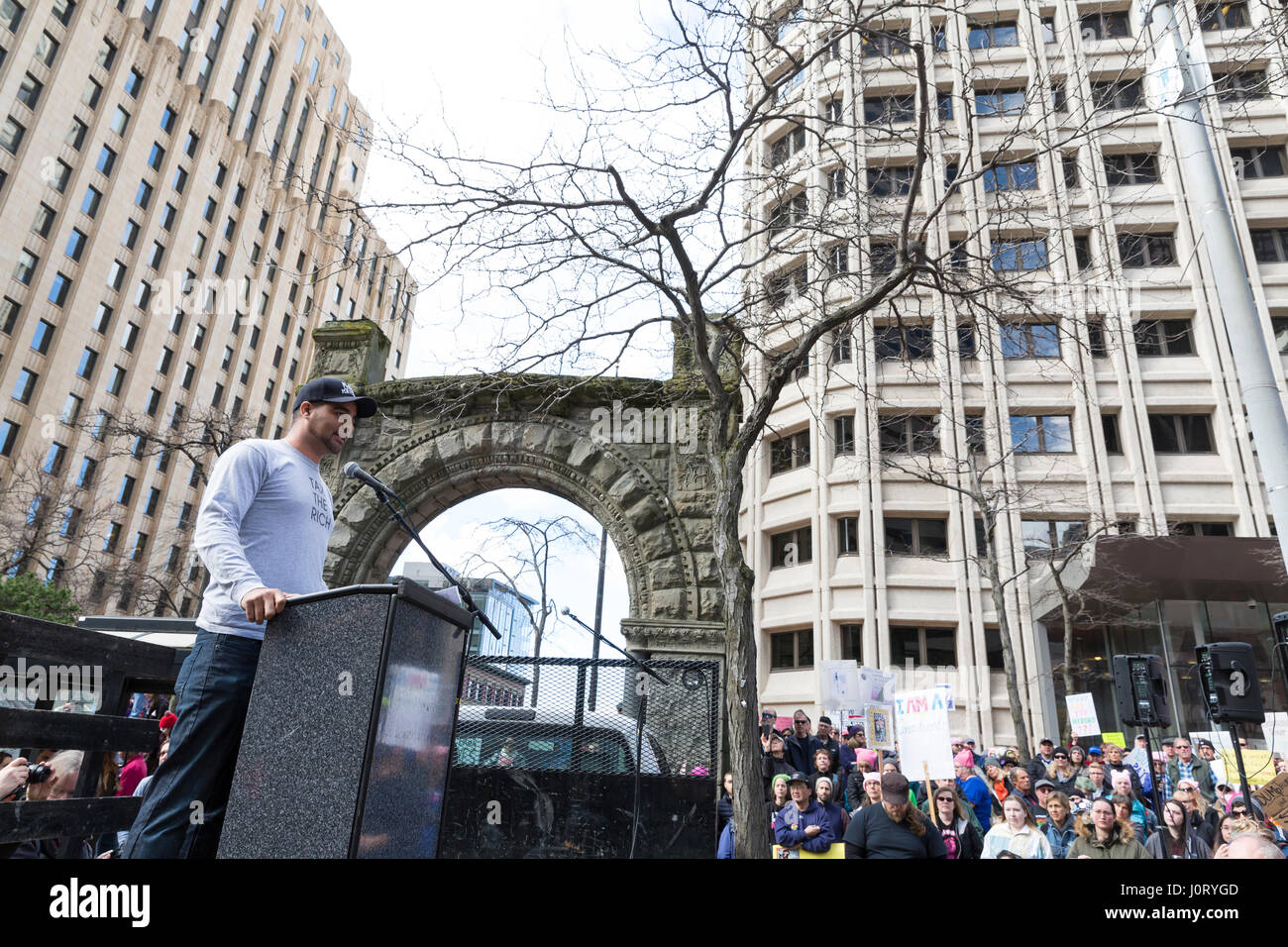 Seattle, Washington, USA. 15. April 2017. Gemeinde-Aktivist Jesse Hagopian spricht Fans während der Rallye bei Henry M. Jackson Federal Building. Hunderte von Demonstranten, die besuchte Steuer März Seattle, eine Rallye und Schwester der nationalen Steuer März März stattfindenden in über 180 Gemeinden über die US-Aktivisten fordern, dass Präsident Trump seine Steuererklärungen lösen und seine Geschäfte, finanzielle Verbindungen und potenzielle Interessenkonflikte zu offenbaren. Bildnachweis: Paul Gordon/Alamy Live-Nachrichten Stockfoto