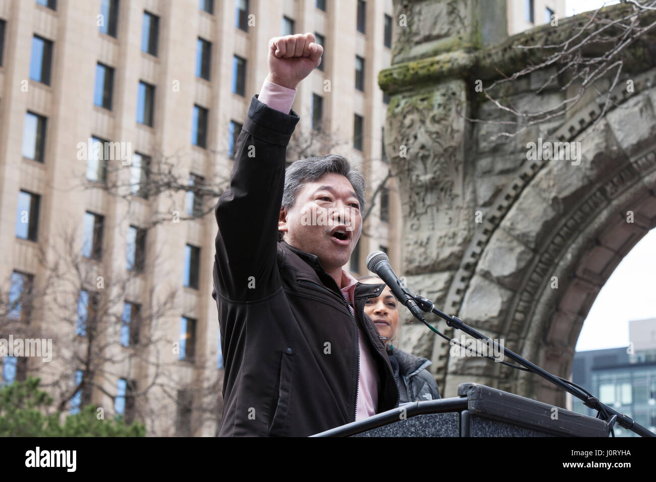 Seattle, Washington, USA. 15. April 2017.  Washington State Senator Bob Hasegawa spricht Fans während der Rallye bei Henry M. Jackson Federal Building. Hunderte von Demonstranten, die besuchte Steuer März Seattle, eine Rallye und Schwester der nationalen Steuer März März stattfindenden in über 180 Gemeinden über die US-Aktivisten fordern, dass Präsident Trump seine Steuererklärungen lösen und seine Geschäfte, finanzielle Verbindungen und potenzielle Interessenkonflikte zu offenbaren. Bildnachweis: Paul Gordon/Alamy Live-Nachrichten Stockfoto