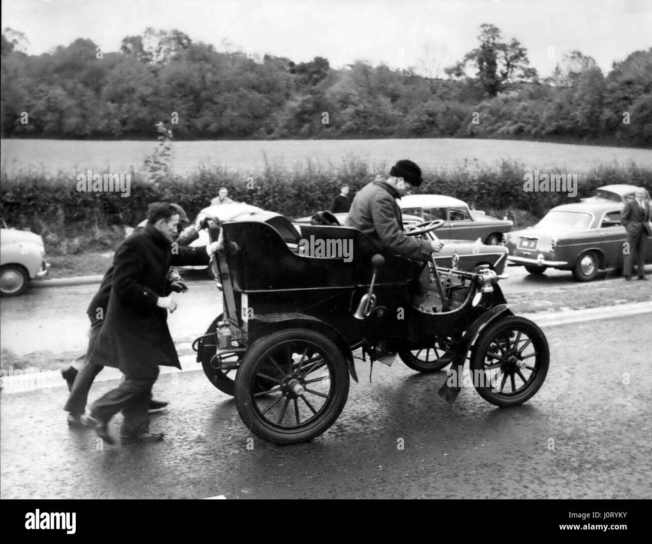 11. November 1965 - jährlicher R.A.C. Veteran Car Run von London nach Brighton - Lord Montague und sein Veteran in Trouble: 250 Veteran Cars wurden für den jährlich stattfindenden Veteran Car Run des Royal Automobilclubs von London nach Brighton angemeldet. Alle beteiligten Fahrzeuge wurden vor 1905 gebaut. Foto zeigt: lord Montague von Beaulieu bekommt eine helfende Hand auf den Pyecombe Hill, nahe Brighten, nachdem ein leichtes mechanisches falt in seinem Cadillac von 1903 entwickelt wurde. (Bild: © Keystone Press Agency/Keystone USA via ZUMAPRESS.com) Stockfoto