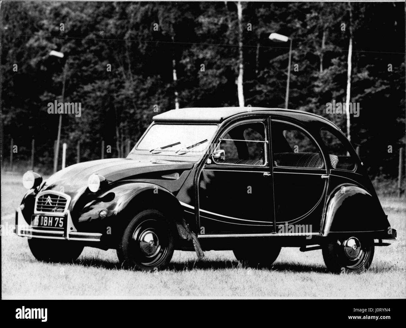 Sept. 17, 1980 - Charleston: so ist der Name des diesem 2CV Citro? n, die zu einem Block von 8000 Autos ab der ersten zum Verkauf angeboten wird der kommenden Oktober. Die 2CV Charleston, das im Salon de Paris vorgestellt wird, ist ein 2CV 6 Club (Motor 602 cm3, 115 km/h, Verbrauch von 5,4 Litern auf 100 km bis 90 km/h) Die zwei Farbe Körper rot und schwarz wird eine grauen, selbstklebende Design haben. Die Sonderserie wird in Frankreich und Europa zu einem Preis von 24.480 Franken verkauft werden. (Kredit-Bild: © Keystone Presseagentur/Keystone USA über ZUMAPRESS.com) Stockfoto