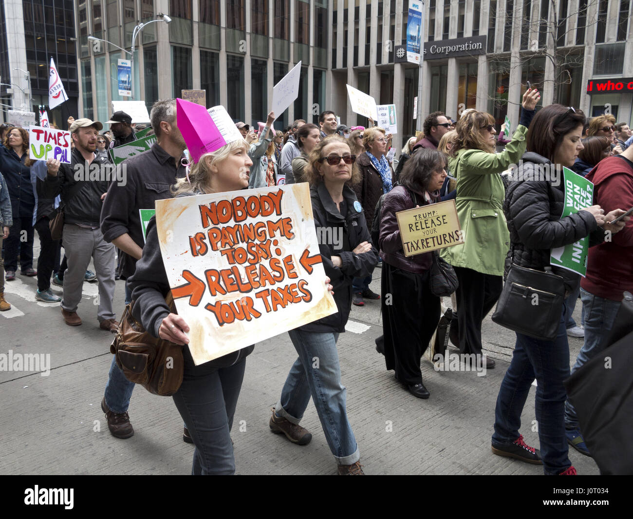 New York City, USA. 15. April 2017. Tausende von Demonstranten marschieren in The Tax Day März aufzufordern, Donald Trump lösen seine Steuern, damit die Quelle sein Einkommen und Schulden und seine Beziehungen zu anderen Regierungen Fragen beantwortet werden können. © Ethel Wolvovitz/Alamy Live-Nachrichten Stockfoto