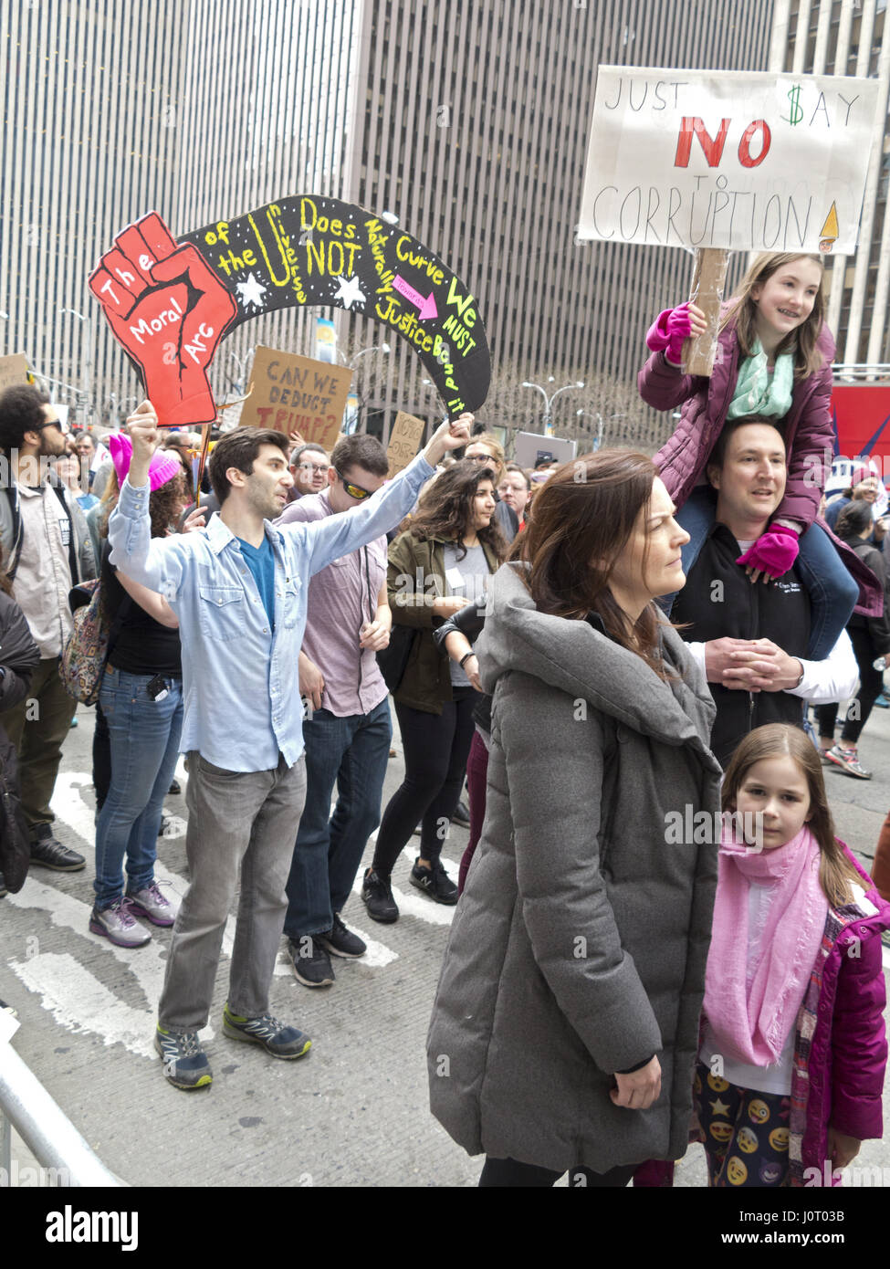 New York City, USA. 15. April 2017. Tausende von Demonstranten marschieren in The Tax Day März aufzufordern, Donald Trump lösen seine Steuern, damit die Quelle sein Einkommen und Schulden und seine Beziehungen zu anderen Regierungen Fragen beantwortet werden können. © Ethel Wolvovitz/Alamy Live-Nachrichten Stockfoto