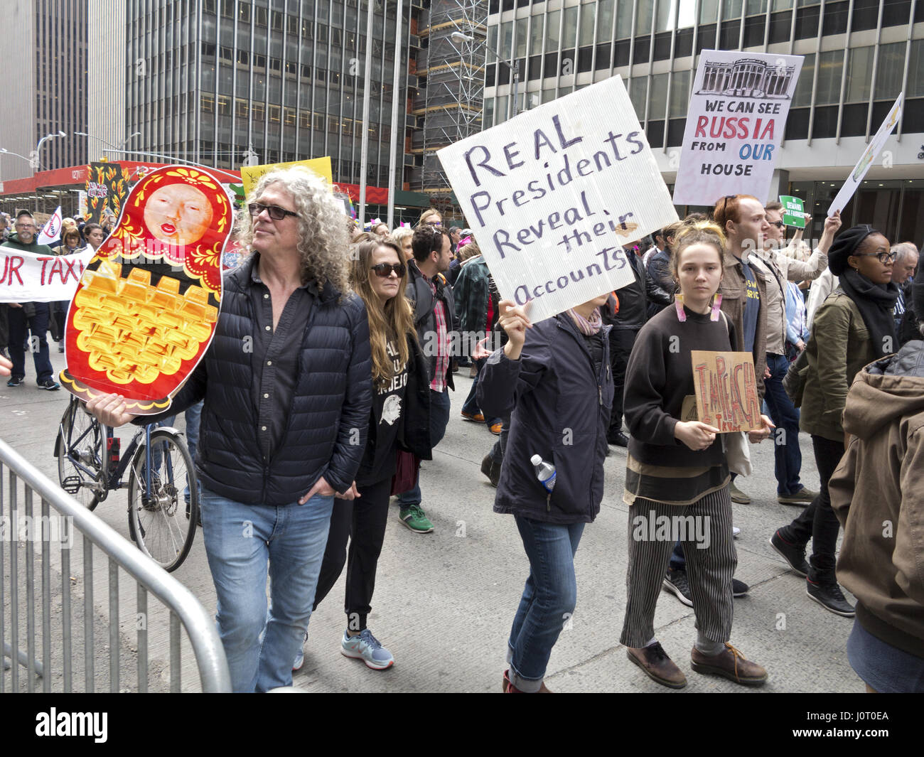 New York City, USA. 15. April 2017. Tausende von Demonstranten marschieren in The Tax Day März aufzufordern, Donald Trump lösen seine Steuern, damit die Quelle sein Einkommen und Schulden und seine Beziehungen zu anderen Regierungen Fragen beantwortet werden können. © Ethel Wolvovitz/Alamy Live-Nachrichten Stockfoto