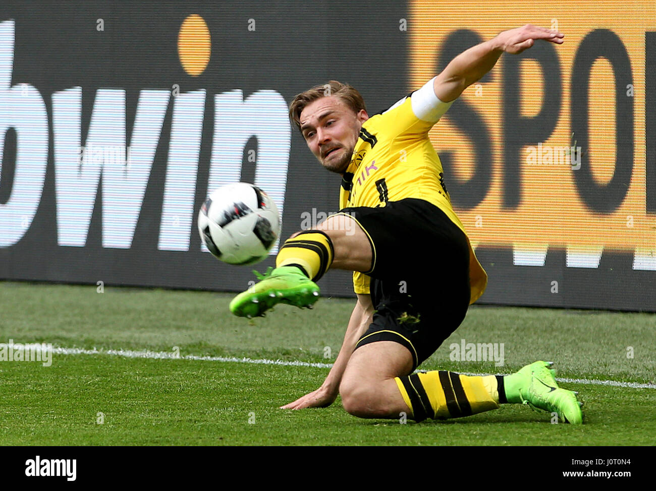 Dortmund. 15. April 2017. Marcel Schmelzer von Borussia Dortmund steuert den Ball während der Bundesliga-Fußballspiel zwischen Borussia Dortmund und Eintracht Frankfurt im Signal Iduna Park in Dortmund, Deutschland am 15. April 2017. Borussia Dortmund 3: 1 gewonnen. Bildnachweis: Joachim Bywaletz/Xinhua/Alamy Live-Nachrichten Stockfoto