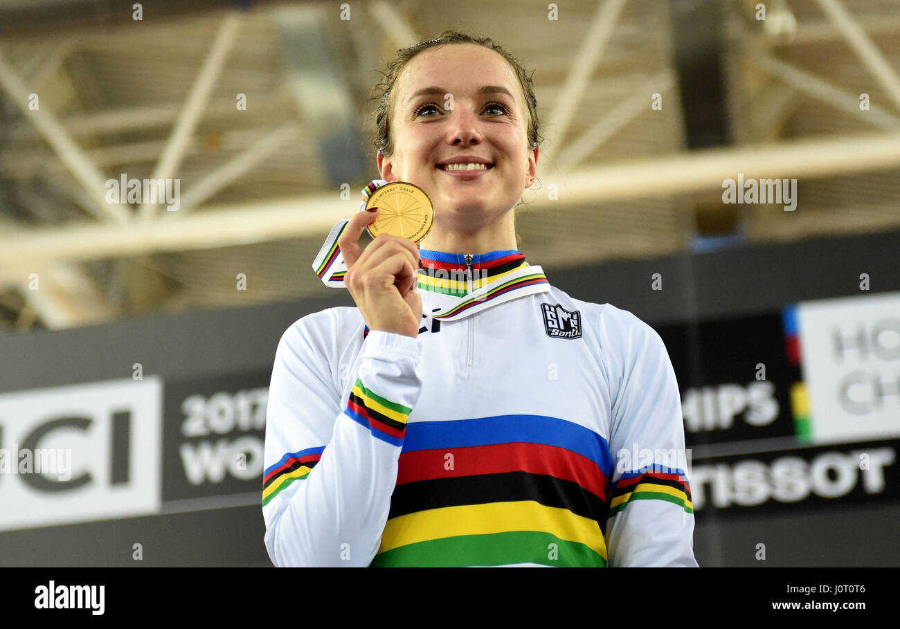 Hong Kong, China. 16. April 2017. Elinor Barker von Großbritannien zeigt ihre Goldmedaille während der Preisverleihung für Frauen Punkte Rennen letzte der UCI 2017-Weltmeisterschaften in Hongkong, Südchina, 16. April 2017. Elinor Barker holte sich den Titel mit 59 Punkten. Bildnachweis: Lo Ping Fai/Xinhua/Alamy Live-Nachrichten Stockfoto