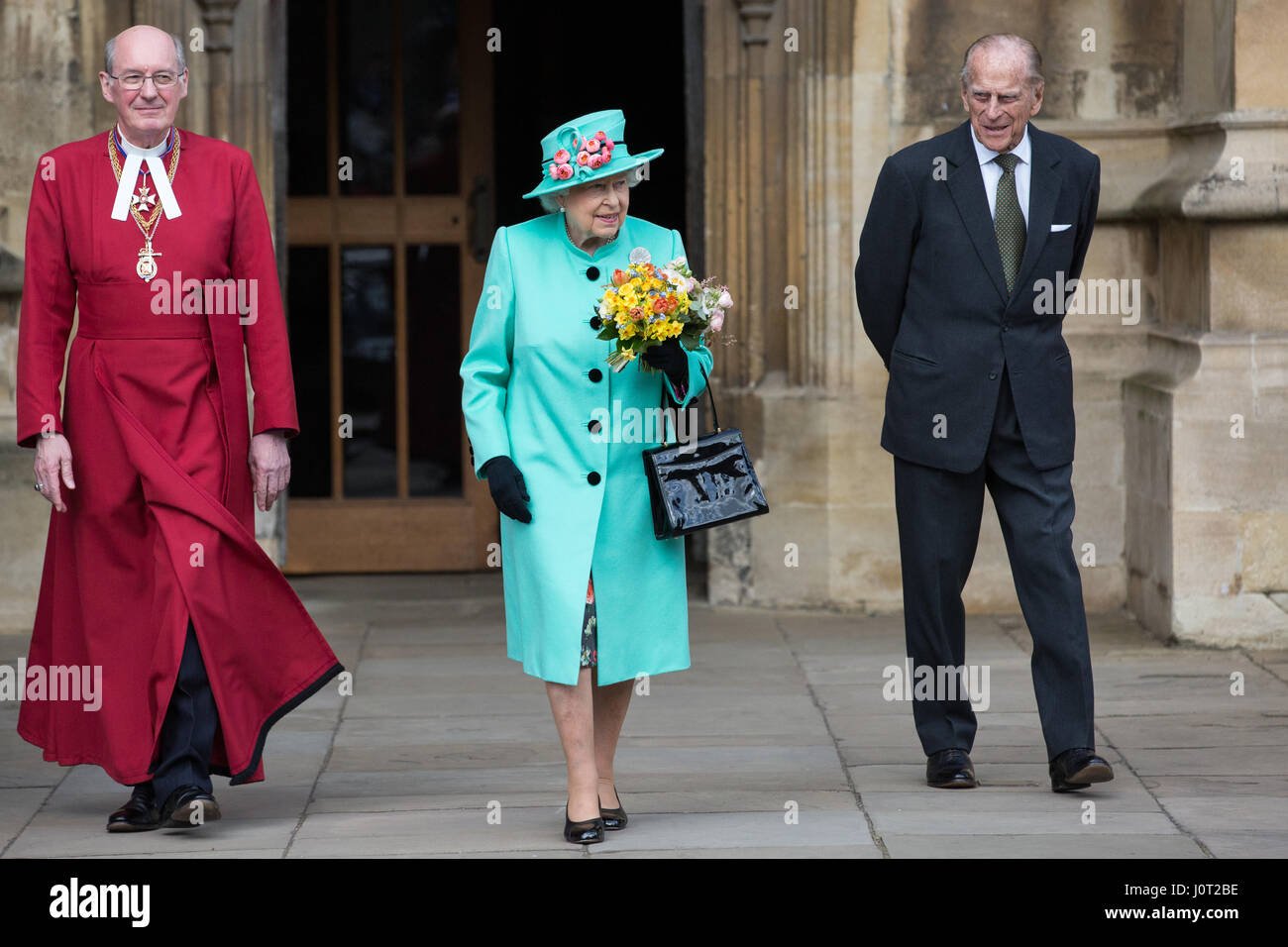 Windsor, UK. 16. April 2017. Die Königin, der Herzog von Edinburgh, in Begleitung verlässt St. George Chapel in Windsor Castle mit Blumensträuße Blumen präsentiert von zwei jungen Mädchen, die nach dem Ostersonntag Gottesdienst. Bildnachweis: Mark Kerrison/Alamy Live-Nachrichten Stockfoto