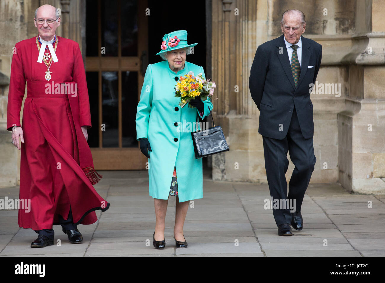 Windsor, UK. 16. April 2017. Die Königin, der Herzog von Edinburgh, in Begleitung verlässt St. George Chapel in Windsor Castle mit Blumensträuße Blumen präsentiert von zwei jungen Mädchen, die nach dem Ostersonntag Gottesdienst. Bildnachweis: Mark Kerrison/Alamy Live-Nachrichten Stockfoto