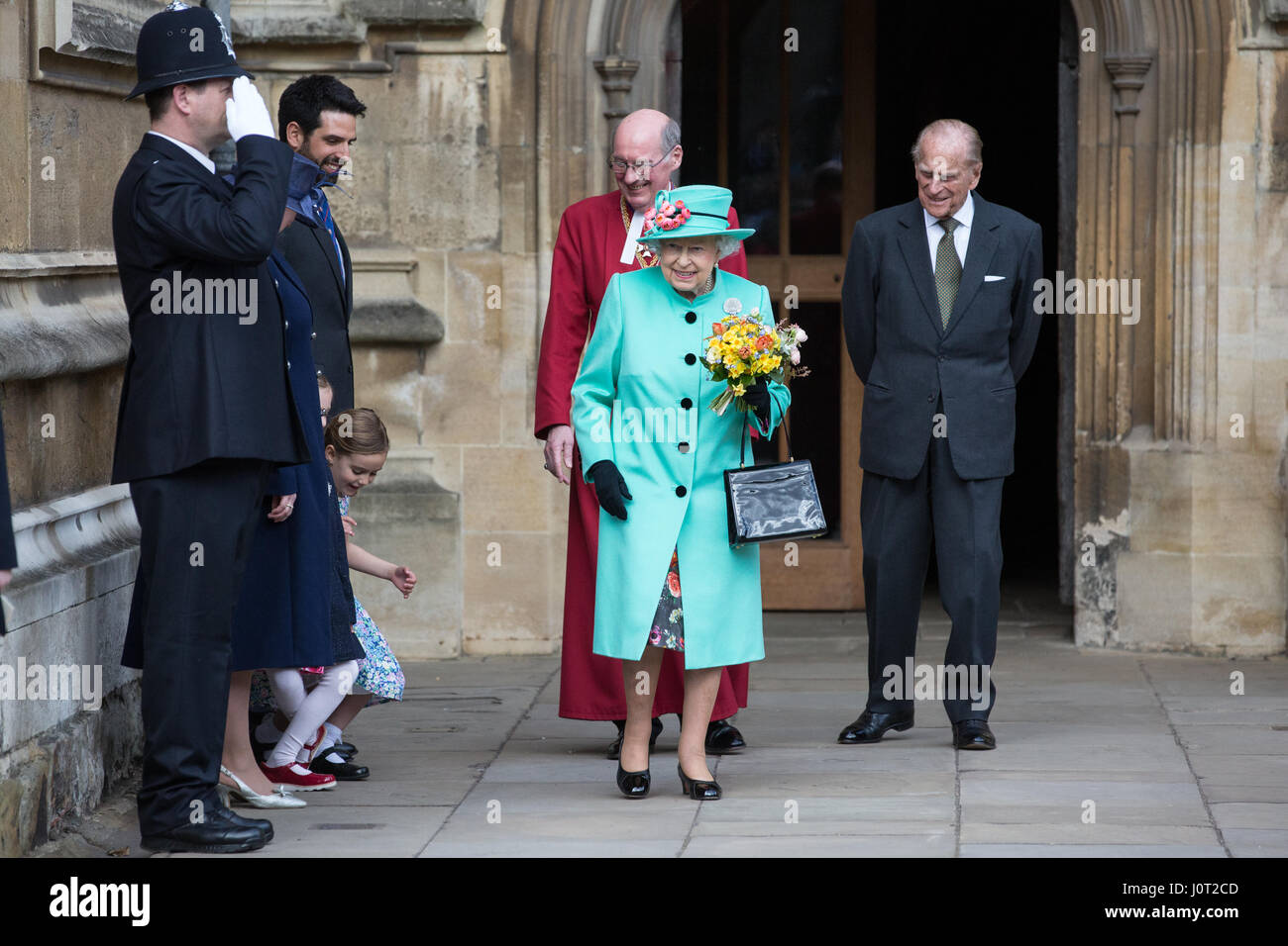 Windsor, UK. 16. April 2017. Die Königin, der Herzog von Edinburgh, in Begleitung verlässt St. George Chapel in Windsor Castle mit Blumensträuße Blumen präsentiert von zwei jungen Mädchen, die nach dem Ostersonntag Gottesdienst. Bildnachweis: Mark Kerrison/Alamy Live-Nachrichten Stockfoto