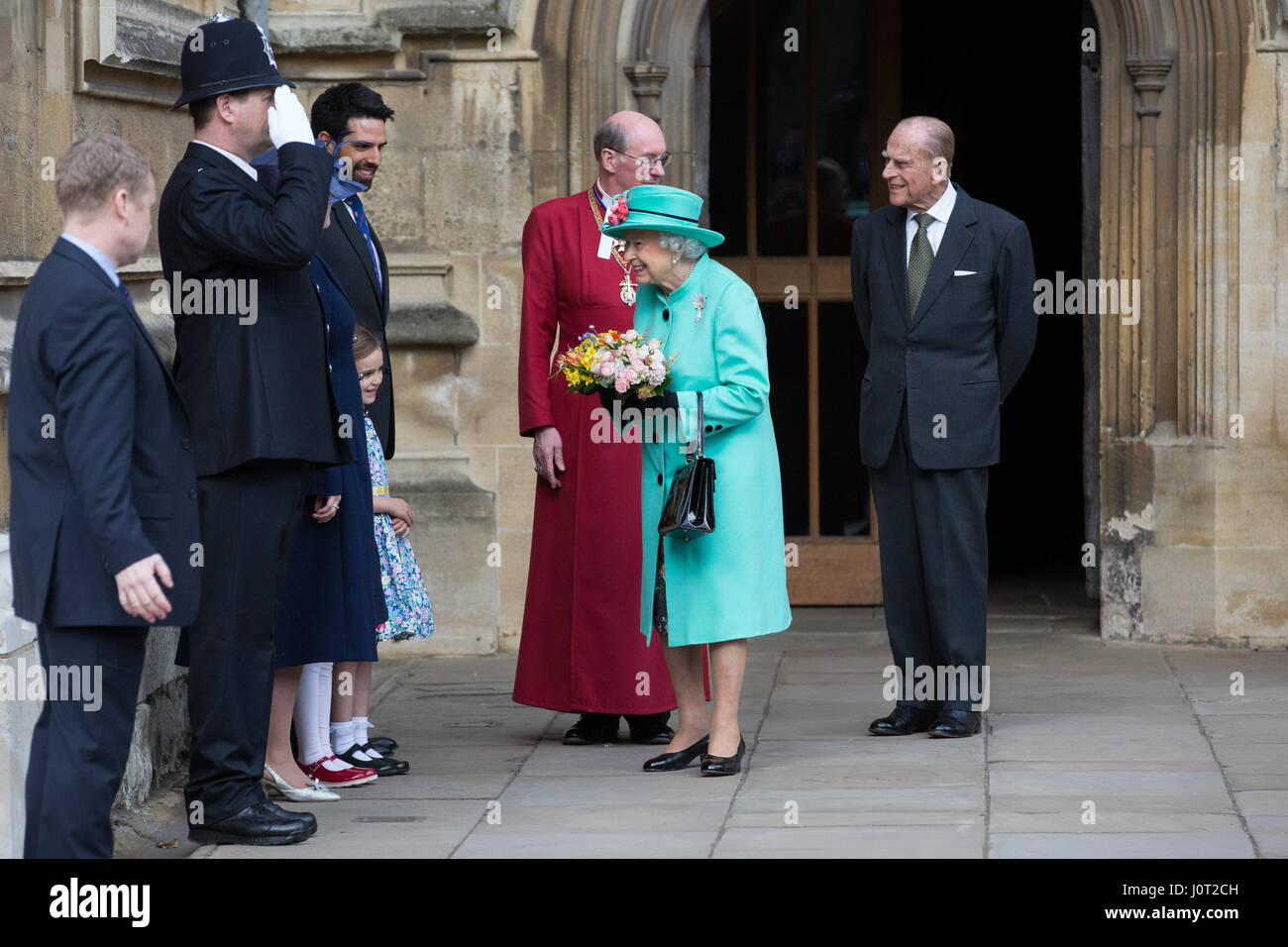 Windsor, UK. 16. April 2017. Die Königin, der Herzog von Edinburgh, in Begleitung ist mit einem Blumenstrauß der Blumen von Josephine Thompson, 5, als sie den Ostersonntag Service an Str. Georges Kapelle in Windsor Castle verlässt vorgestellt. Bildnachweis: Mark Kerrison/Alamy Live-Nachrichten Stockfoto