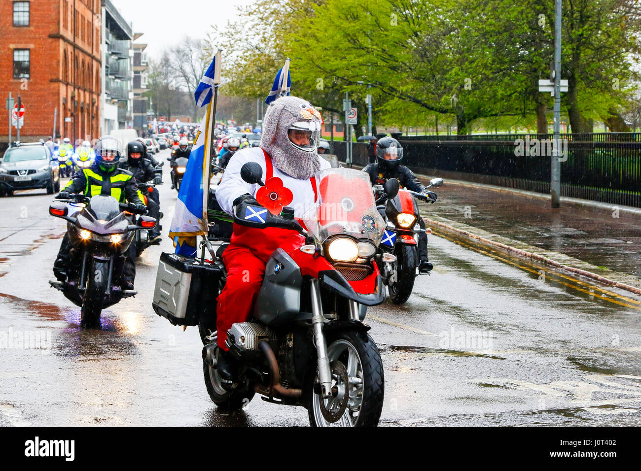 Glasgow, Schottland. 16. April 2017. Mehr als 1000 Motorräder aus ganz Schottland in sintflutartigen Regen, trafen sich in Glasgow für den jährlichen Childrens Hospital Charity Ostern Spaß laufen beginnend bei Glasgow Green, Reiten durch die Stadt, überqueren den Fluss Clyde in Govan und endet bei der Queen Elizabeth Childrens Hospital. Jedes Jahr, Biker, machen viele in ausgefallenen Kostümen die Fahrt durch die Stadt ins Krankenhaus, um die Kinder zu unterhalten und £ 1000 s für die Nächstenliebe zu erhöhen. Bildnachweis: Findlay/Alamy Live-Nachrichten Stockfoto