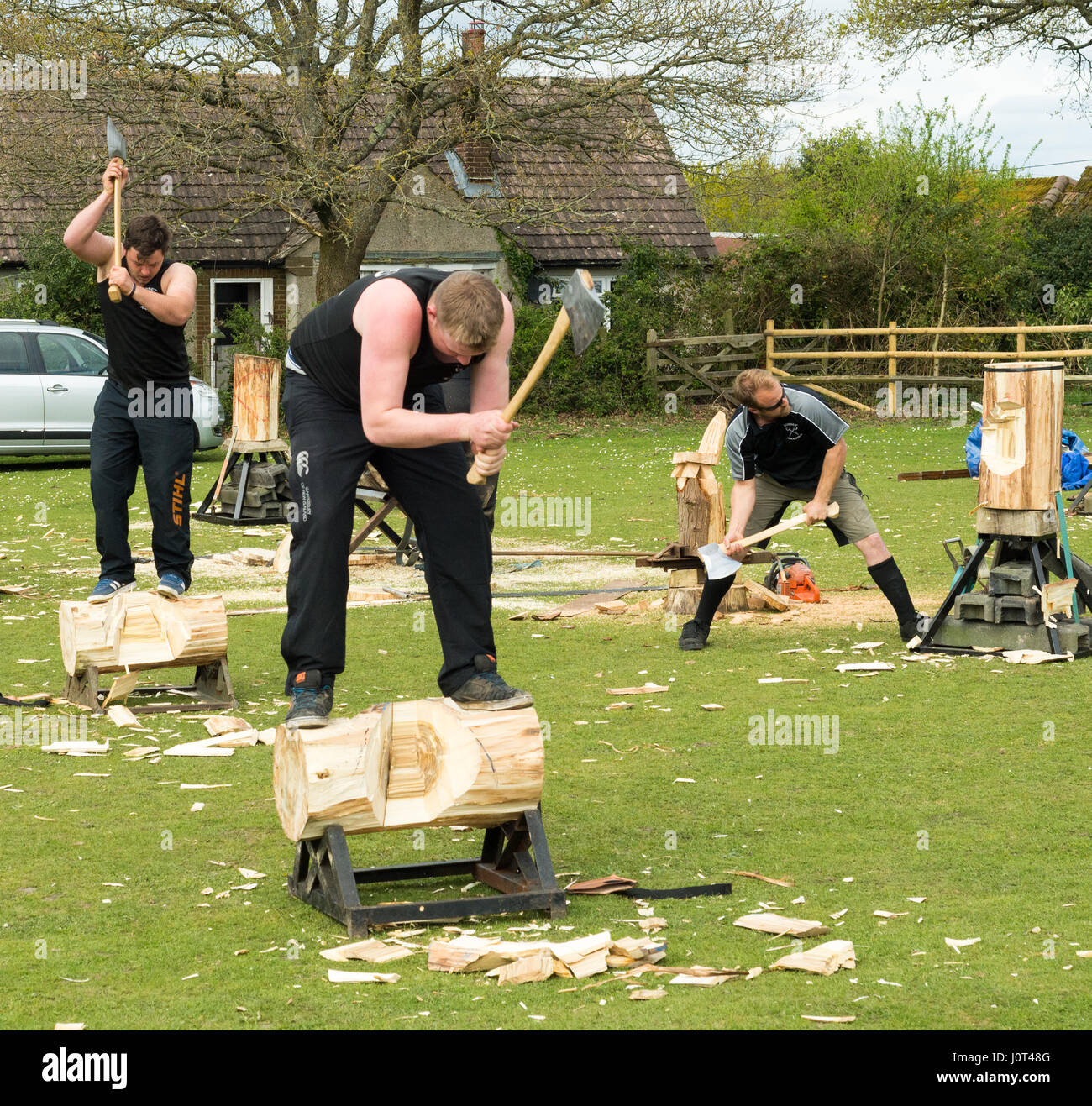 Godshill, New Forest, Hampshire, Großbritannien, 16.. April 2017. Das Dorset Axmen Showteam zeigte eine kostenlose Show der Holzfällerfähigkeiten. Stockfoto
