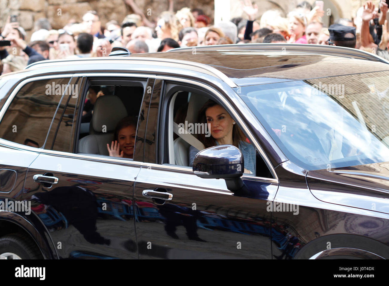 Palma de Mallorca, Spanien. 16 Apr, 2017 die Könige von Spanien Felipe und Letizia mit ihren Töchtern die Infantin Sofia und die Prinzessin Leonor in der Kathedrale von Palma de Mallorca anreisen, in der Auferstehung Masse von Ostern. Credit: Mafalda/Alamy leben Nachrichten Stockfoto