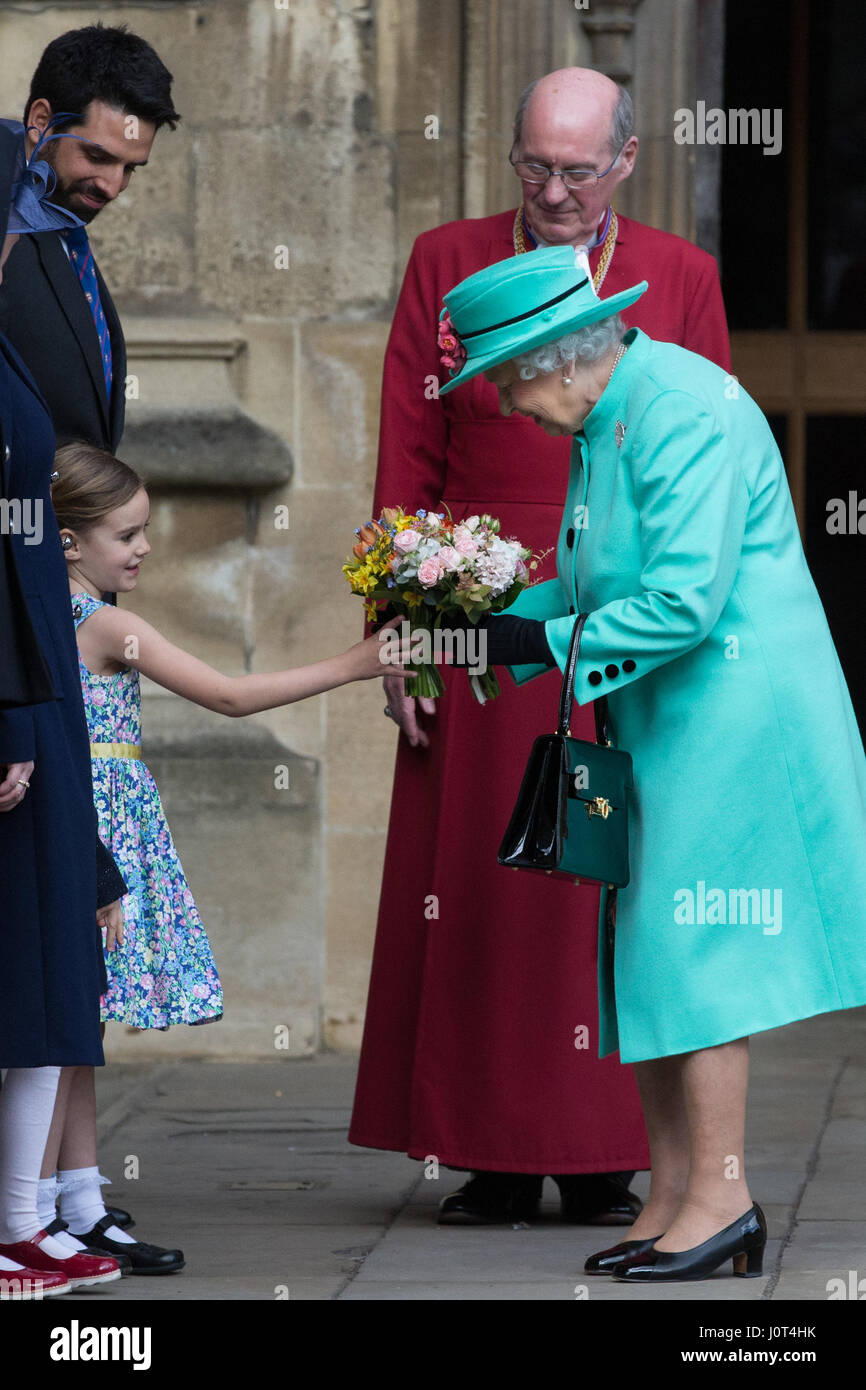 Windsor, UK. 16. April 2017. Josephine Thompson, 5, stellt einen Blumenstrauß der Blumen an der Königin, da sie den Ostersonntag Dienst in St George's Chapel in Windsor verlässt. Bildnachweis: Mark Kerrison/Alamy Live-Nachrichten Stockfoto