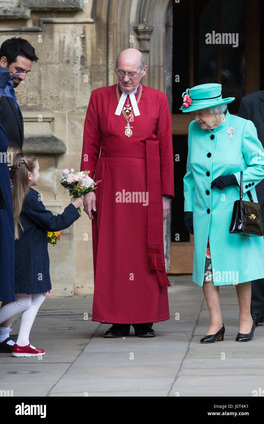 Windsor, UK. 16. April 2017. Schenken Sie zwei junge Mädchen, Eowyn Bannan, 6, und Josephine Thompson, 5, die Königin Blumensträuße Blumen, als sie den Ostersonntag Service an Str. Georges Kapelle in Windsor Castle, begleitet von Dekan von Windsor, Rt Revd David Conner KCVO verlässt. Bildnachweis: Mark Kerrison/Alamy Live-Nachrichten Stockfoto