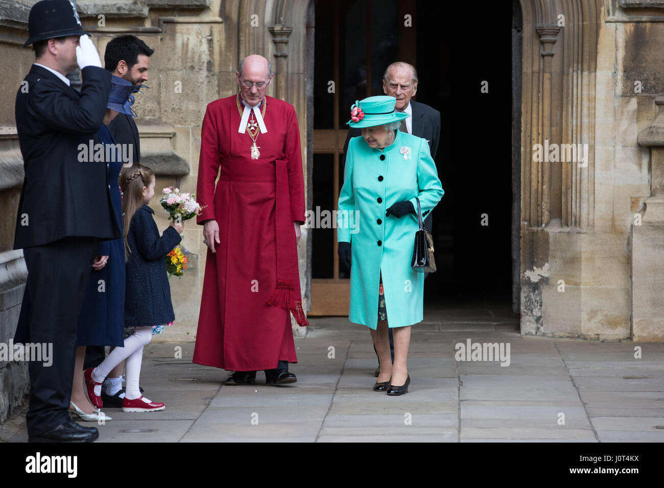 Windsor, UK. 16. April 2017. Bereiten Sie zwei junge Mädchen, Eowyn Bannan, 6, und Josephine Thompson, 5, Blumensträuße der Blumen an die Königin zu präsentieren, als sie den Ostersonntag Service an Str. Georges Kapelle in Windsor Castle, begleitet von der Duke of Edinburgh und der Dekan von Windsor, Rt Revd David Conner KCVO verlässt. Bildnachweis: Mark Kerrison/Alamy Live-Nachrichten Stockfoto