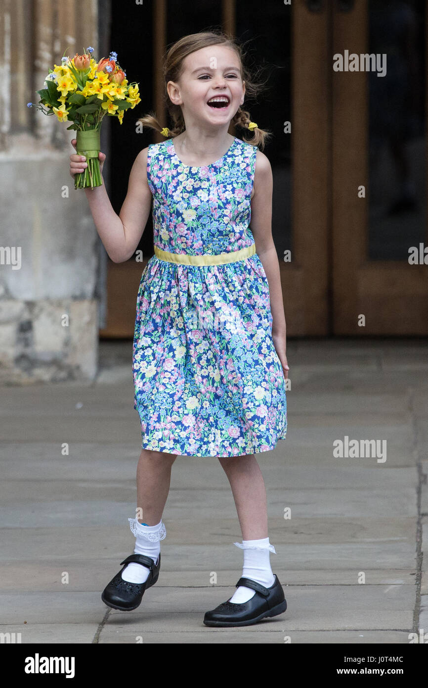 Windsor, UK. 16. April 2017. Josephine Thompson, 5, bereitet sich auf einen traditionellen Blumenstrauß der Blumen der Königin zu geben, da sie den Ostersonntag Service an Str. Georges Kapelle in Windsor Castle verlässt. Bildnachweis: Mark Kerrison/Alamy Live-Nachrichten Stockfoto