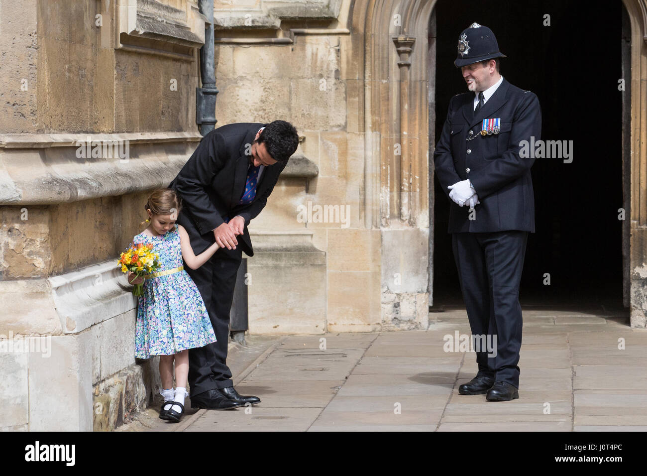 Windsor, UK. 16. April 2017. Josephine Thompson, 5, bereitet sich auf einen traditionellen Blumenstrauß der Blumen der Königin zu geben, da sie den Ostersonntag Service an Str. Georges Kapelle in Windsor Castle verlässt. Bildnachweis: Mark Kerrison/Alamy Live-Nachrichten Stockfoto