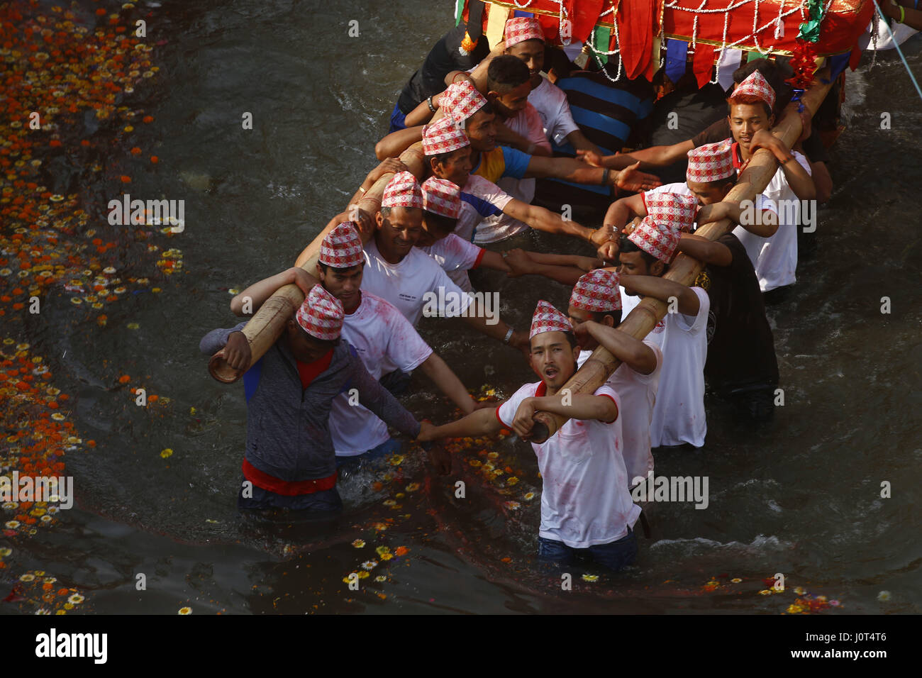 Kathmandu, Nepal. 16. April 2017. Nepalesische Nachtschwärmer tragen einen Wagen der verschiedenen Götter und Göttinnen in einem Teich als feiern während Tokha Bisket Festival in Kathmandu, Nepal auf Sonntag, 16. April 2017. Bildnachweis: Skanda Gautam/ZUMA Draht/Alamy Live-Nachrichten Stockfoto