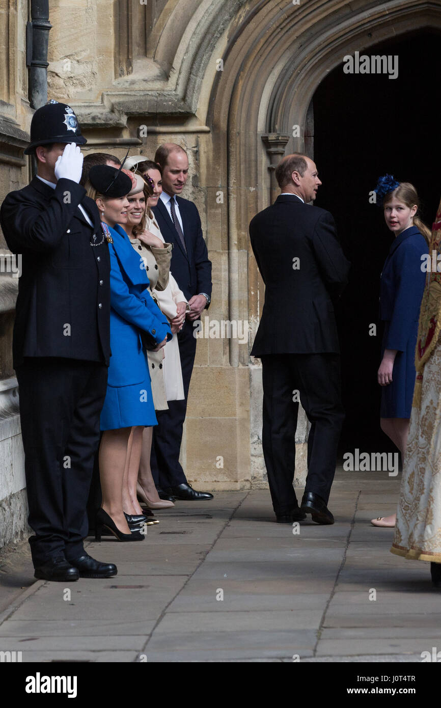 Windsor, UK. 16. April 2017. Mitglieder der königlichen Familie und der Dekan von Windsor, Rt Revd David Conner KCVO, bereiten Sie für die Königin Ankunft beim Easter Sunday Service im St George's Chapel in Windsor Castle. Bildnachweis: Mark Kerrison/Alamy Live-Nachrichten Stockfoto