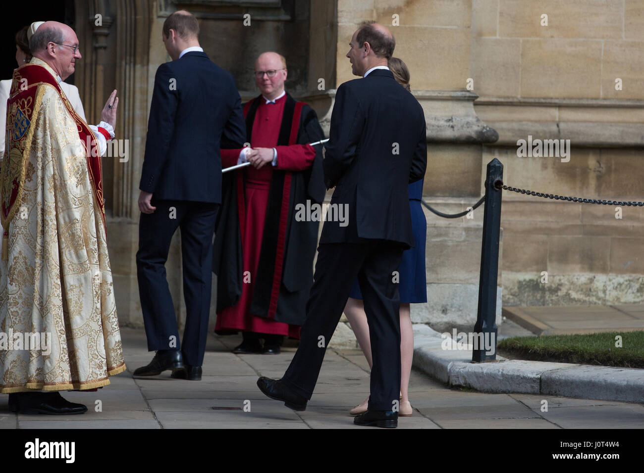 Windsor, UK. 16. April 2017. Der Earl of Wessex und seine Tochter, Lady Louise Windsor, werden von Dean Windsor, Rt Revd David Conner KCVO, bei der Ankunft für den Ostersonntag Service an Str. Georges Kapelle in Windsor Castle begrüßt. Bildnachweis: Mark Kerrison/Alamy Live-Nachrichten Stockfoto