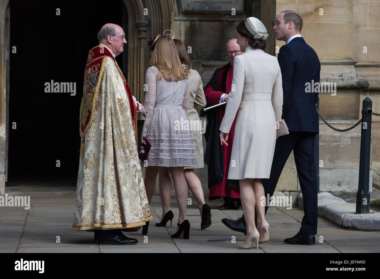 Windsor, UK. 16. April 2017. Dean Windsor, Rt Revd David Conner KCVO, bei der Ankunft für den Ostersonntag Service an Str. Georges Kapelle in Windsor Castle begrüßt Prinzessinnen Beatrice und Eugenie und der Herzog und die Herzogin von Cambridge. Bildnachweis: Mark Kerrison/Alamy Live-Nachrichten Stockfoto