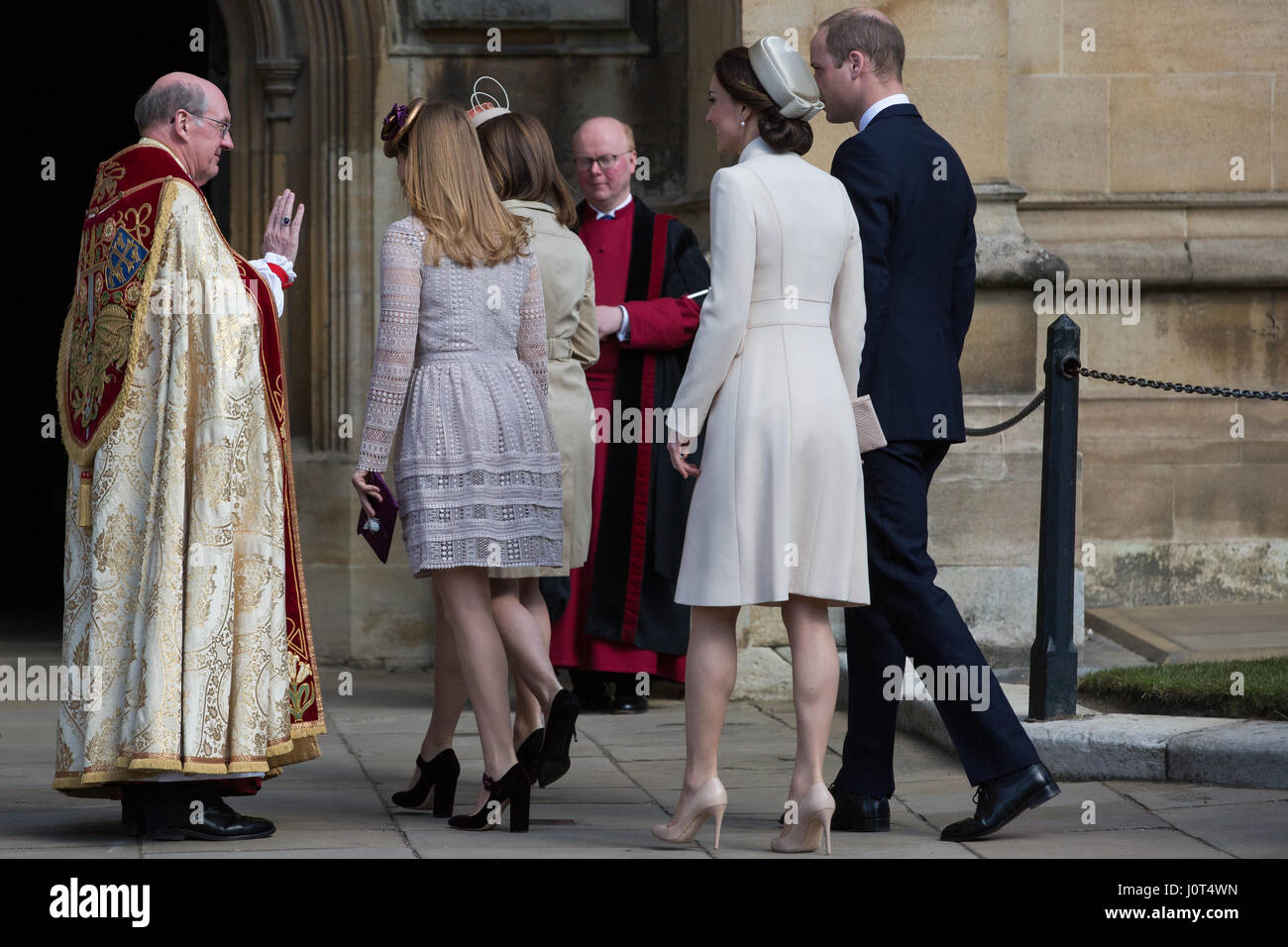 Windsor, UK. 16. April 2017. Dean Windsor, Rt Revd David Conner KCVO, bei der Ankunft für den Ostersonntag Service an Str. Georges Kapelle in Windsor Castle begrüßt Prinzessinnen Beatrice und Eugenie und der Herzog und die Herzogin von Cambridge. Bildnachweis: Mark Kerrison/Alamy Live-Nachrichten Stockfoto