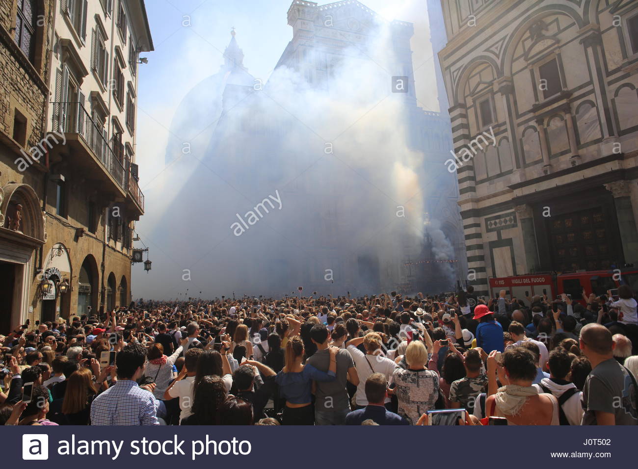 Florenz, Italien. 16. April 2017. Florenz, Italien. 16. April 2017. Explosion der feierlichen Cart Credit: Reallifephotos/Alamy Live-Nachrichten Stockfoto