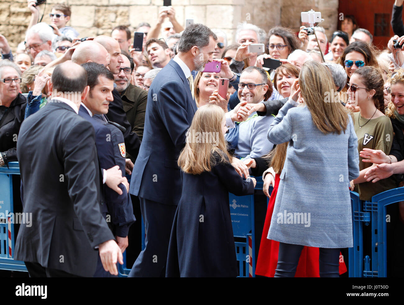 Palma de Mallorca, Spanien. 16 Apr, 2017 die Könige von Spanien Felipe und Letizia mit ihren Töchtern die Infantin Sofia und die Prinzessin Leonor in der Kathedrale von Palma de Mallorca anreisen, in der Auferstehung Masse von Ostern. Credit: Mafalda/Alamy leben Nachrichten Stockfoto