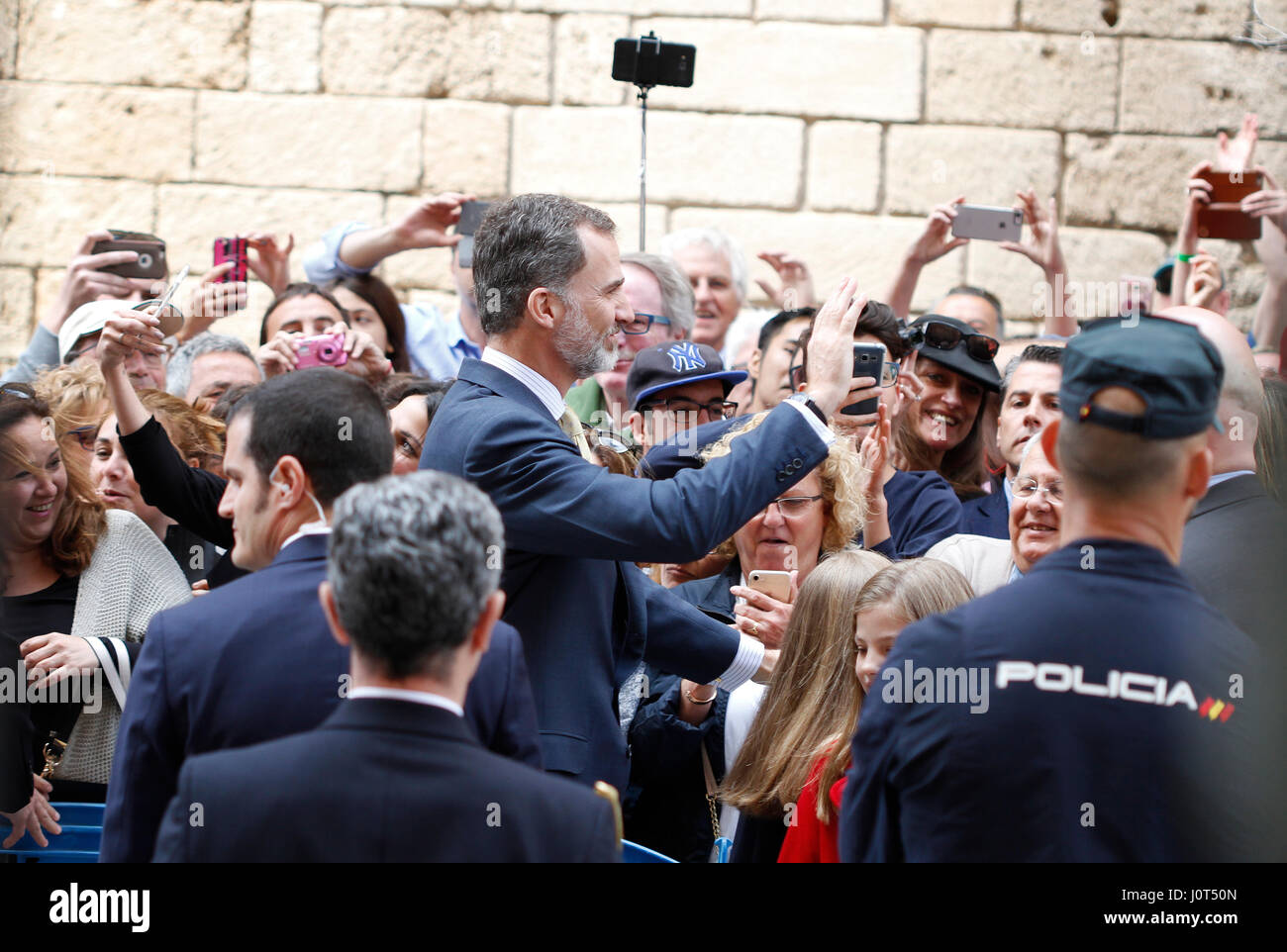 Palma de Mallorca, Spanien. 16 Apr, 2017 die Könige von Spanien Felipe und Letizia mit ihren Töchtern die Infantin Sofia und die Prinzessin Leonor in der Kathedrale von Palma de Mallorca anreisen, in der Auferstehung Masse von Ostern. Credit: Mafalda/Alamy leben Nachrichten Stockfoto