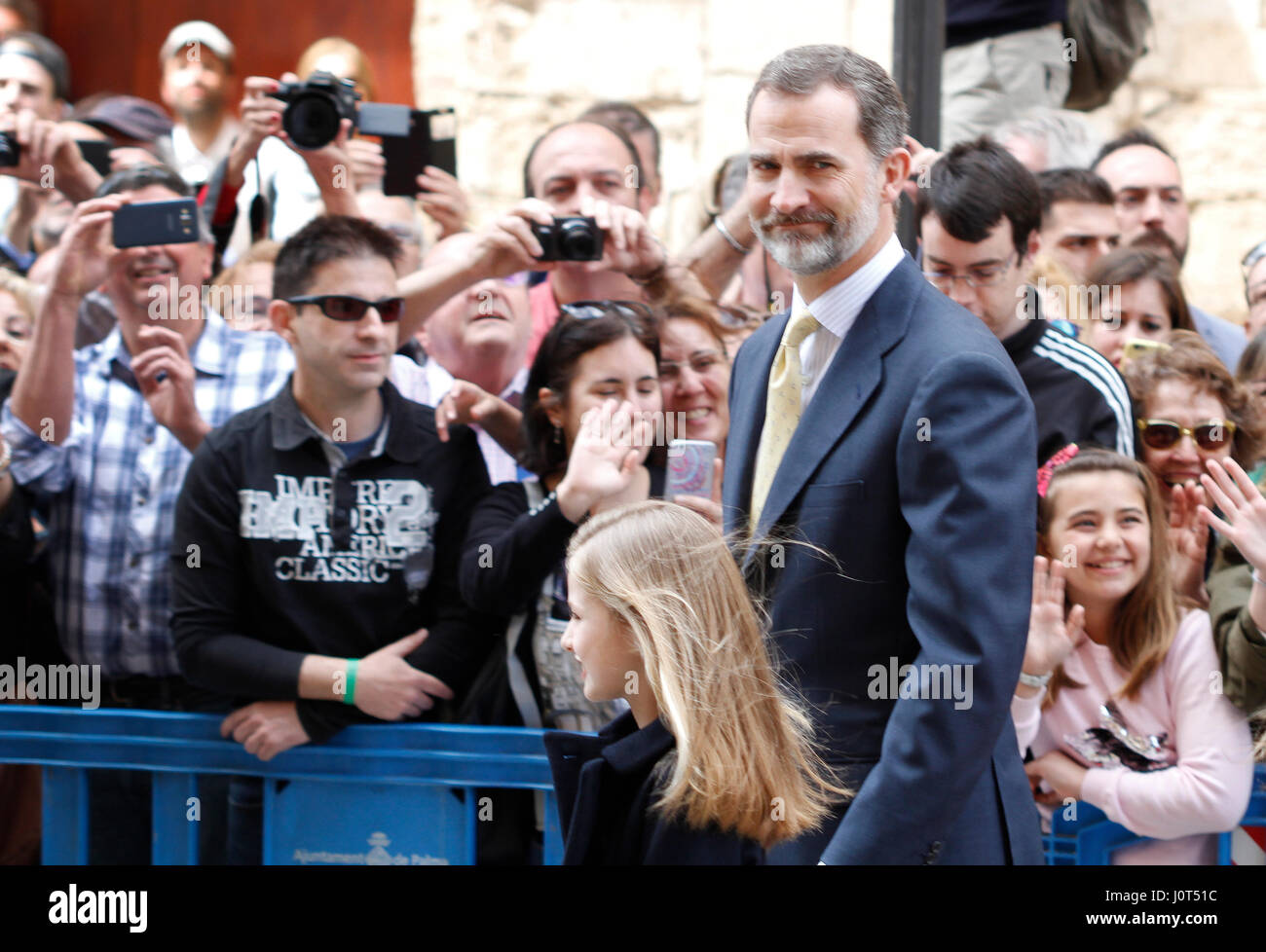 Palma de Mallorca, Spanien. 16 Apr, 2017 die Könige von Spanien Felipe und Letizia mit ihren Töchtern die Infantin Sofia und die Prinzessin Leonor in der Kathedrale von Palma de Mallorca anreisen, in der Auferstehung Masse von Ostern. Credit: Mafalda/Alamy leben Nachrichten Stockfoto