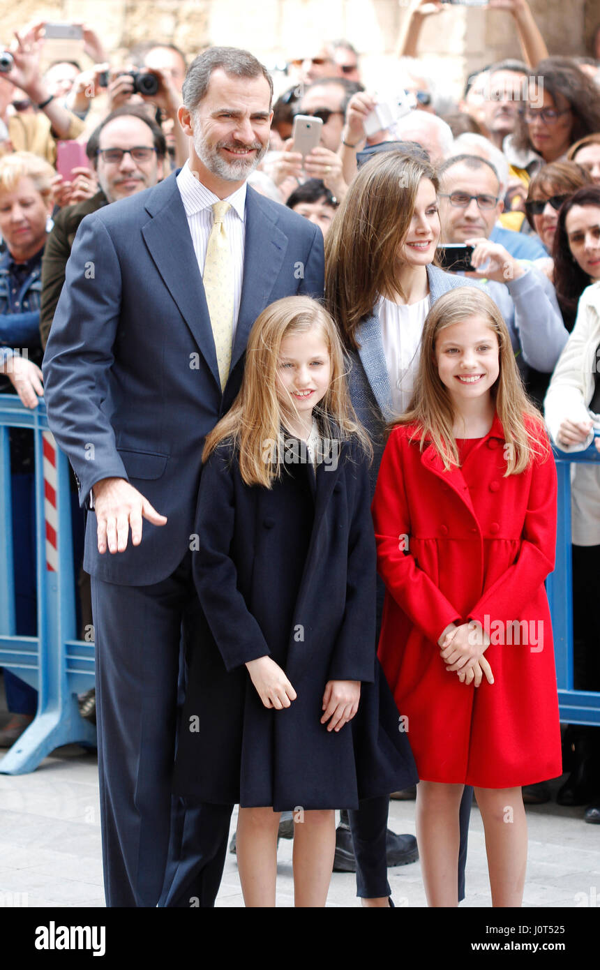 Palma de Mallorca, Spanien. 16 Apr, 2017 die Könige von Spanien Felipe und Letizia mit ihren Töchtern die Infantin Sofia und die Prinzessin Leonor in der Kathedrale von Palma de Mallorca anreisen, in der Auferstehung Masse von Ostern. Credit: Mafalda/Alamy leben Nachrichten Stockfoto
