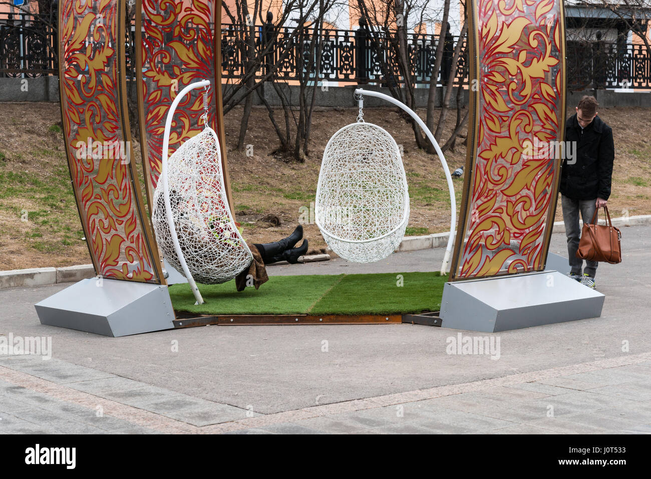 Moskau, Russland. 16. April 2017. Friedliche Ostersonntag in Moskau. Handel und Unterhaltung messen und Spielplätze in den Straßen der Stadt zu arbeiten. Straßen und Plätze sind mit Ostereier, Hasen, künstliche und natürliche Pflanzen und Blumen dekoriert, aber Leute lieber zu Hause bleiben oder Kirchen zu besuchen. Osterei-Dekoration am Gogolevsky Boulevard der Stadt mit bequemen hängenden Stühlen im Inneren. Das Wetter änderte sich von bewölkt am Morgen, Regen und Schnee am Nachmittag. Bildnachweis: Alex Bilder/Alamy Live-Nachrichten Stockfoto