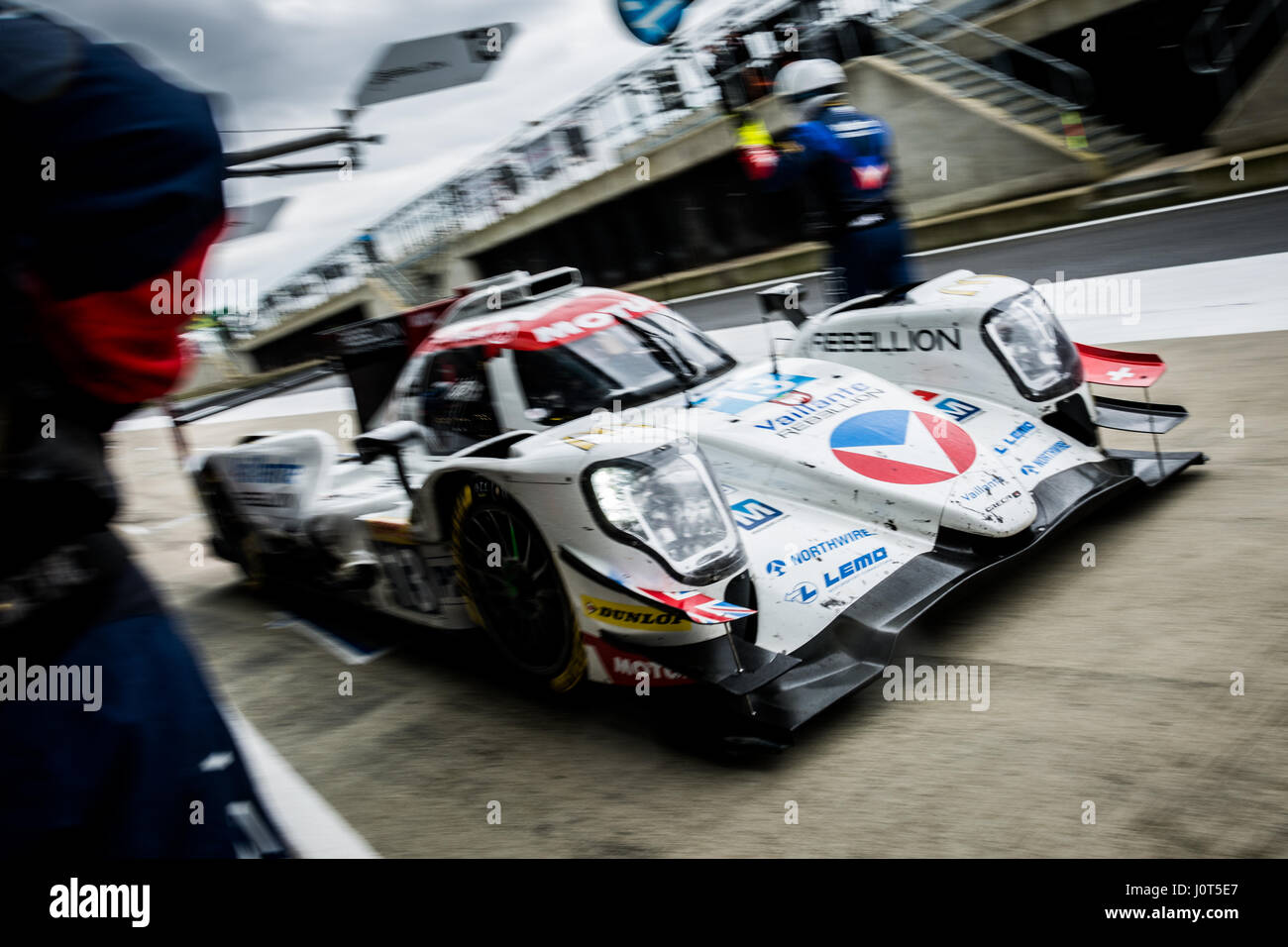 Towcester, Northamptonshire, UK. 16. April 2017. FIA WEC racing team Vaillante Rebellion in den 6 Stunden von Silverstone der FIA World Endurance Championship Autograph Session bei der Silverstone Circuit Credit: Gergo Toth/Alamy Live News Stockfoto