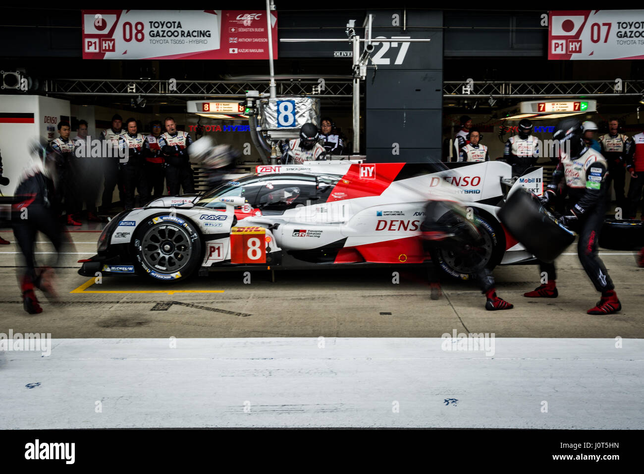 Towcester, Northamptonshire, UK. 16. April 2017. FIA WEC racing team Toyota Gazoo Racing, während die 6 Stunden von Silverstone der FIA World Endurance Championship Autograph Session bei der Silverstone Circuit Credit: Gergo Toth/Alamy Live News Stockfoto