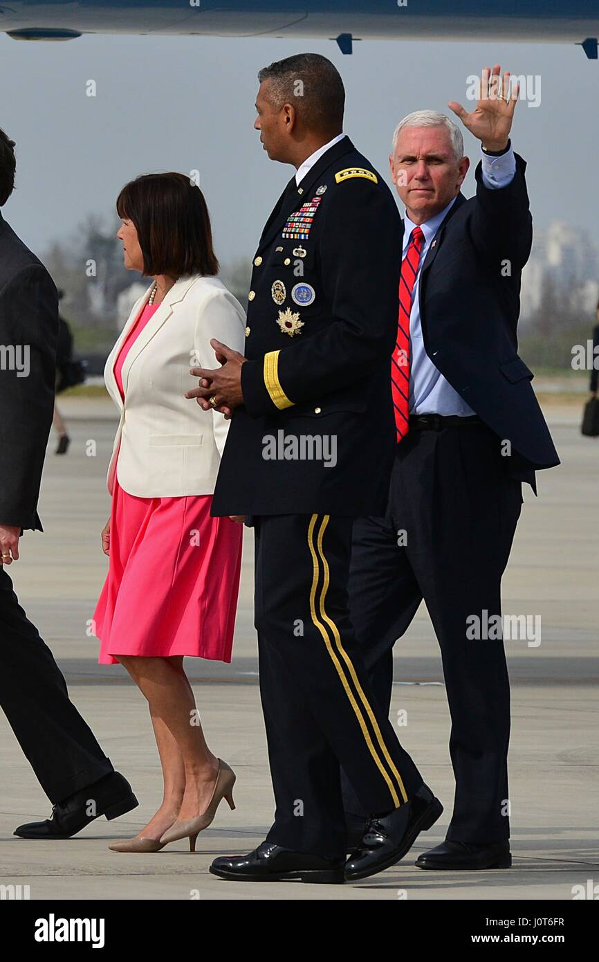 Pyeongtaek, Südkorea. 16. April 2017. US-Vizepräsident Mike Pence, Recht, Wellen, als er und Frau Karen Pence, links, sind bei der Ankunft, Osan Air Base von gen Vincent K. Brooks, Kommandant der USA und UN-Truppen in Korea, 16. April 2017 in Pyeongtaek, Südkorea. Pence versicherte Südkorea, dass das US-Engagement in der Region nie stärker nach einem gescheiterten Versuch von Nordkorea, eine Test-ballistische Rakete zu starten. Bildnachweis: Planetpix/Alamy Live-Nachrichten Stockfoto