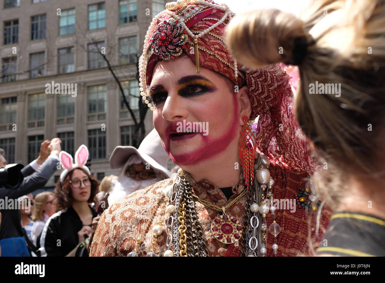 Jährliche Easter Parade auf der Fifth Avenue, New York City, NY, USA - seit den 1870er Jahren, ein jedes Jahr an Ostern, New Yorker und Besucher gleichermaßen tragen ihre feinsten und dekorierte Hüte zu gehen und zeigen Sie entlang der Fifth Avenue. Viele tragen auch Oldtimer und spezielle Kostüme der bunten Menge hinzu. Dieses Jahr Ereignis geschah am 16. April 2017. Fifth Avenue ist für die Veranstaltung geschlossen, was auch geschieht, nach den Gottesdiensten in diesem Bereich stattfinden. Stockfoto