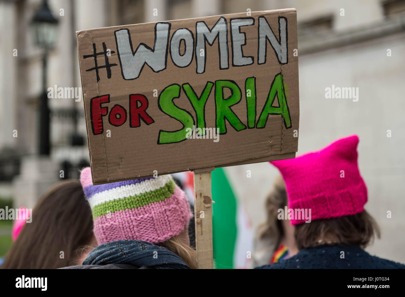 London, UK. 13. April 2017. Frauen für Syrien Vigil. Frauen und Fans besuchen eine Mahnwache und Kundgebung auf dem Trafalgar Square, organisiert von Syrien Solidaritätskampagne im Zuge der jüngsten Gräueltaten in Syrien Aufruf an die britische Regierung mehr syrische Flüchtlinge in das Vereinigte Königreich ermöglichen. © Guy Corbishley/Alamy Live-Nachrichten Stockfoto