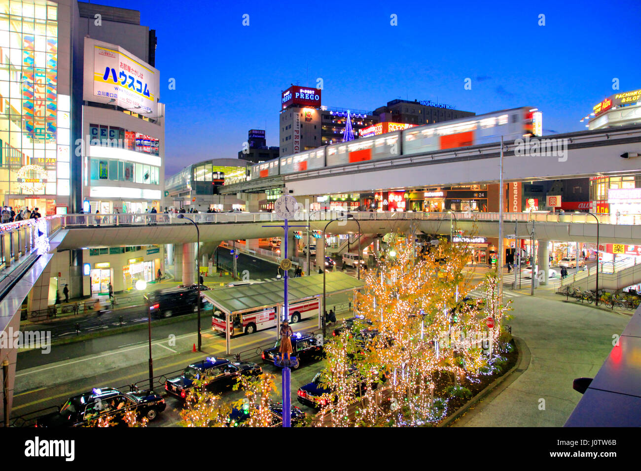 Tama Monorail tachikawa-Minami-Station in der Nacht in tachikawa Stadt Western Tokyo Japan Stockfoto