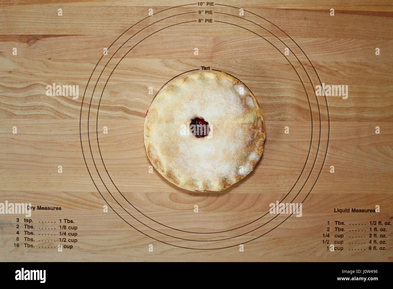 Kirsch-Tarte mit Nudelbrett mit Zucker bestreut Stockfoto