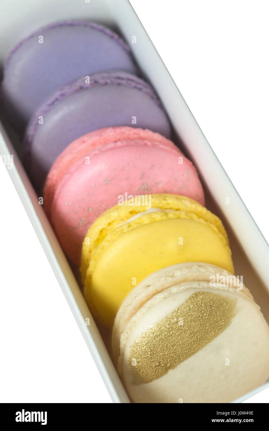 Schachtel Macarons von verschiedenen Geschmacksrichtungen: gesalzen, Karamel, Zitrone, Geburtstagskuchen und Passionsfrucht Stockfoto