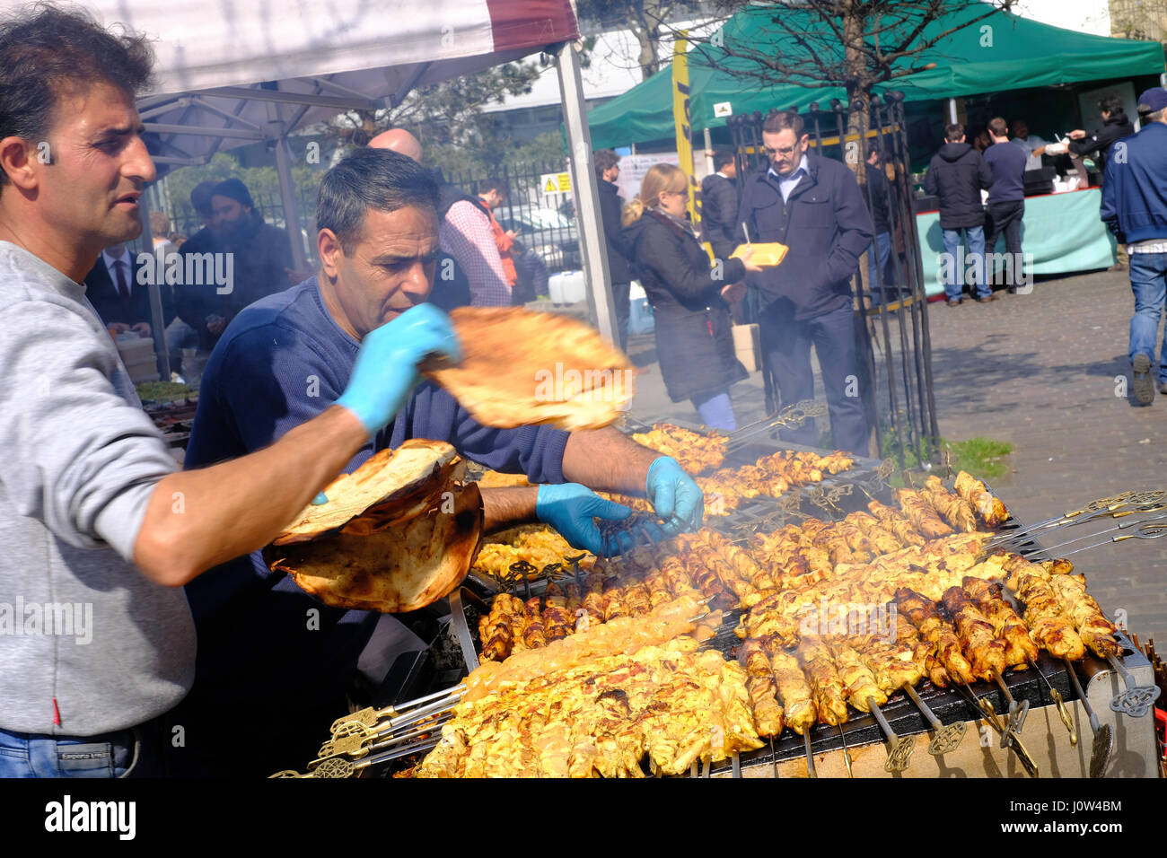Street Food stall mit ethnischen Essen Büro in der City von London, Vereinigtes Königreich Stockfoto