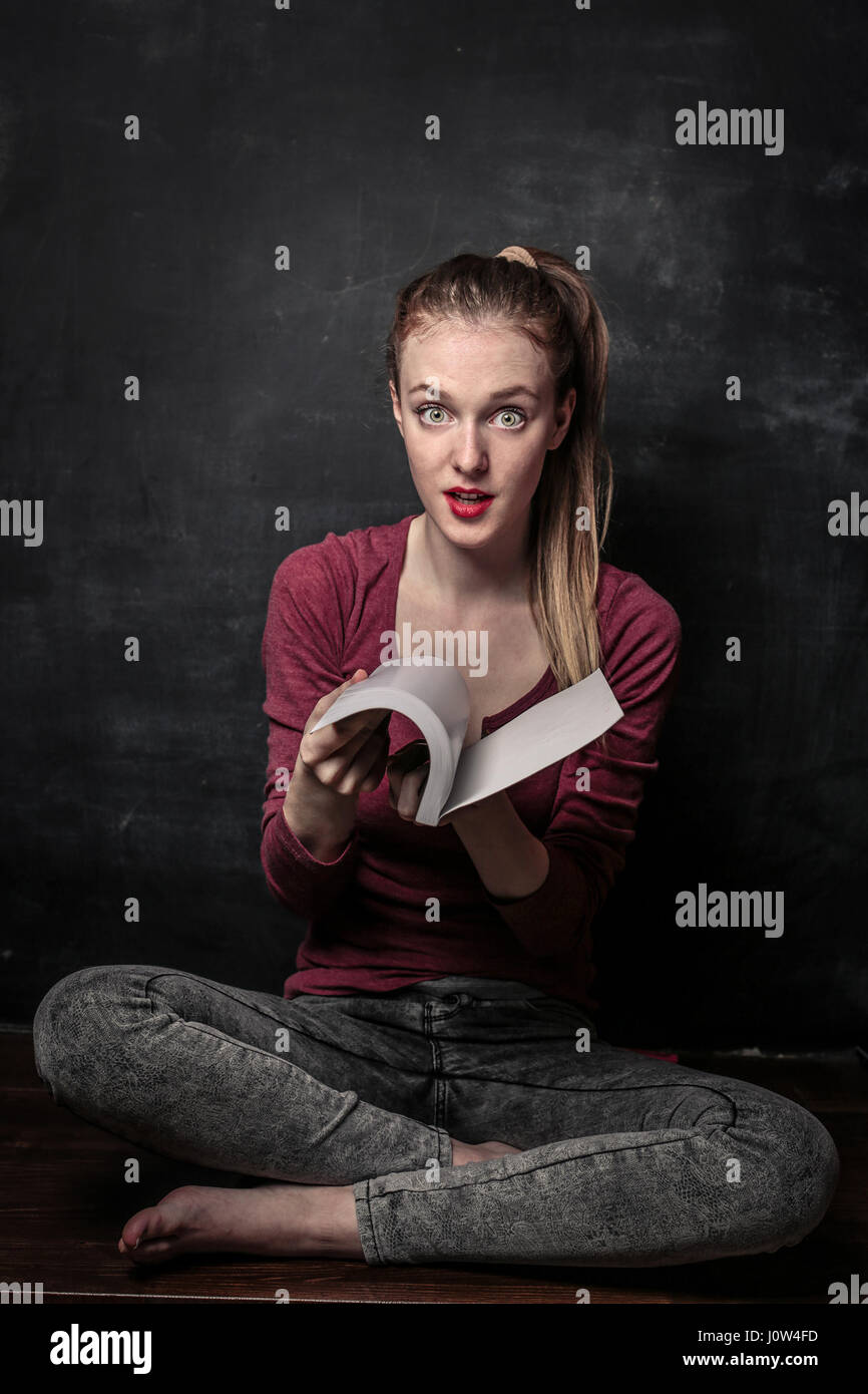 Student-Frau mit Buch Stockfoto