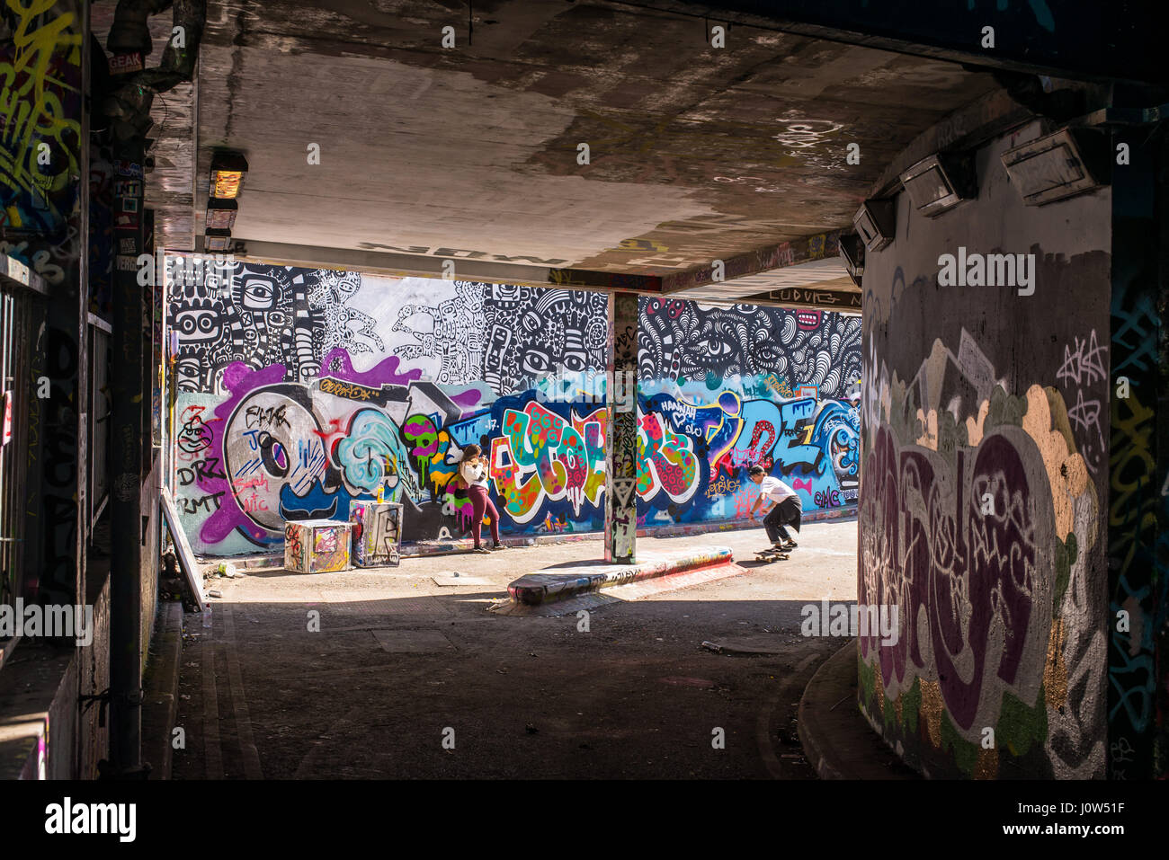 Jugendlicher Skater fahren Skateboard in Leake Street Tunnel, London, UK. Leake Street auch bekannt als "Graffiti-Tunnel" oder "Banksy Tunnel" ist eine Straße Stockfoto